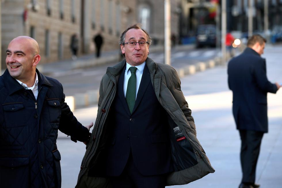 Javier Alonso, presidente del PP vasco, a su llegada al Congreso.