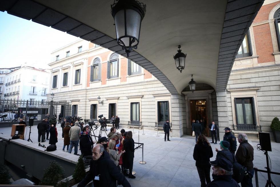 Expectación en las puertas del Congreso de los Diputados en la jornada de Constitución de las Cortes.