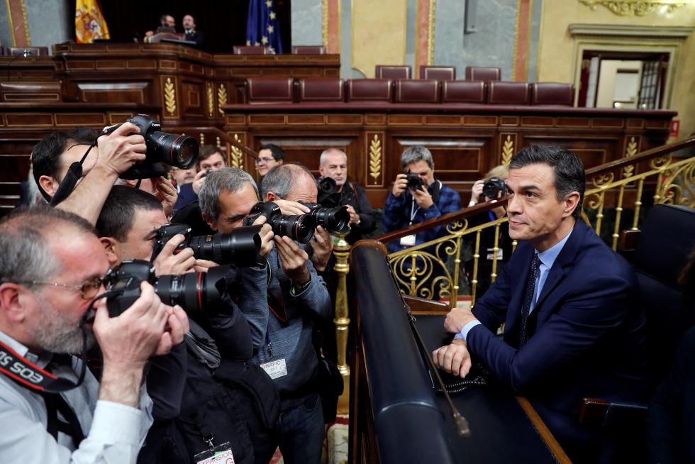 Pedro Sánchez toma asiento en la bancada principal del Congreso.