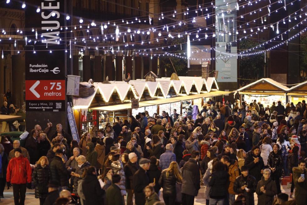 Imágenes de las luces de Navidad, del belén y del mercadillo de Zaragoza