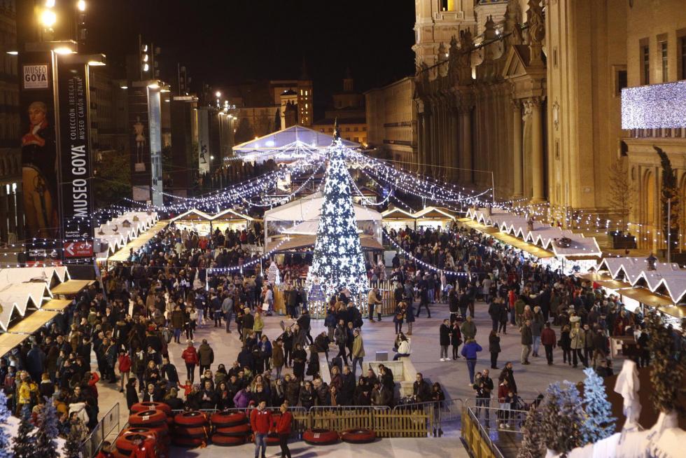 Imágenes de las luces de Navidad, del belén y del mercadillo de Zaragoza