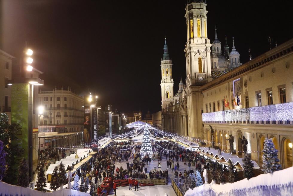 Imágenes de las luces de Navidad, del belén y del mercadillo de Zaragoza