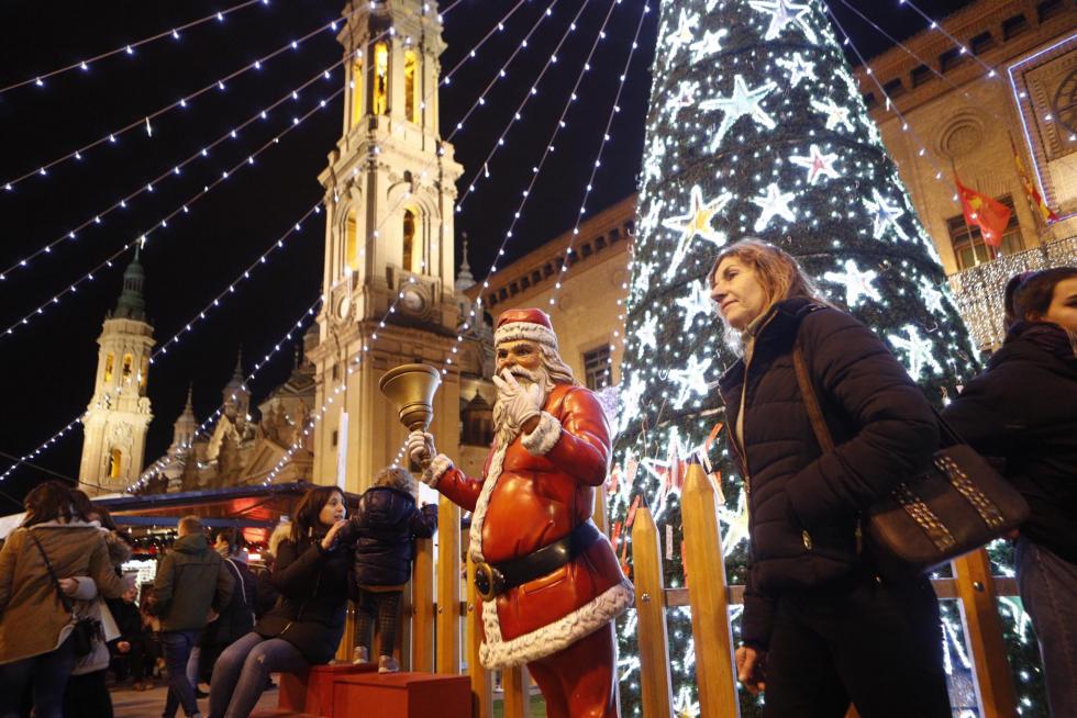 Imágenes de las luces de Navidad, del belén y del mercadillo de Zaragoza
