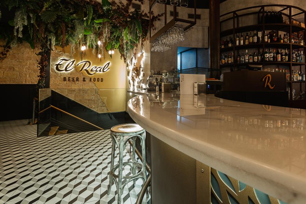 El restaurante El Real de Zaragoza ha cumplido 25 años con una renovación del local y una fiesta para celebrarlo