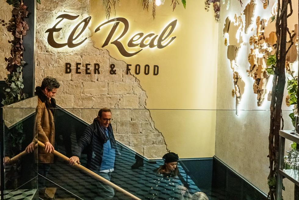 El restaurante El Real de Zaragoza ha cumplido 25 años con una renovación del local y una fiesta para celebrarlo