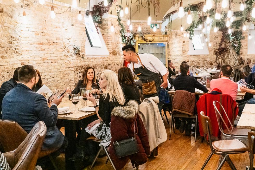 El restaurante El Real de Zaragoza ha cumplido 25 años con una renovación del local y una fiesta para celebrarlo