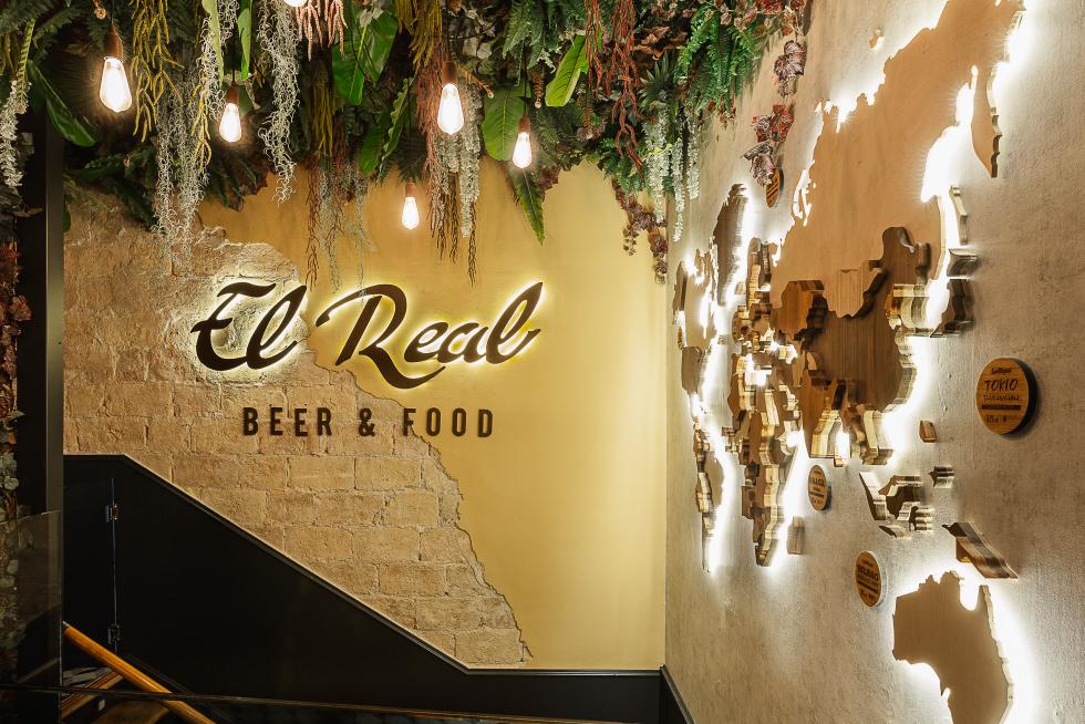El restaurante El Real de Zaragoza ha cumplido 25 años con una renovación del local y una fiesta para celebrarlo