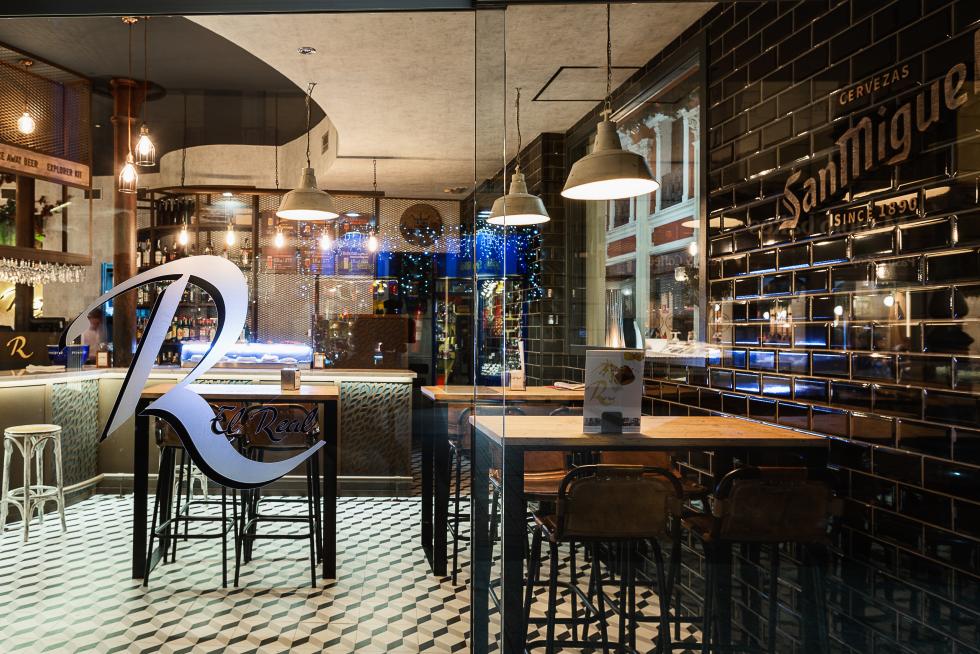 El restaurante El Real de Zaragoza ha cumplido 25 años con una renovación del local y una fiesta para celebrarlo