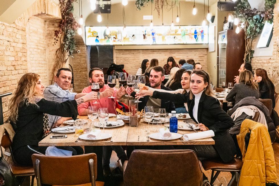 El restaurante El Real de Zaragoza ha cumplido 25 años con una renovación del local y una fiesta para celebrarlo