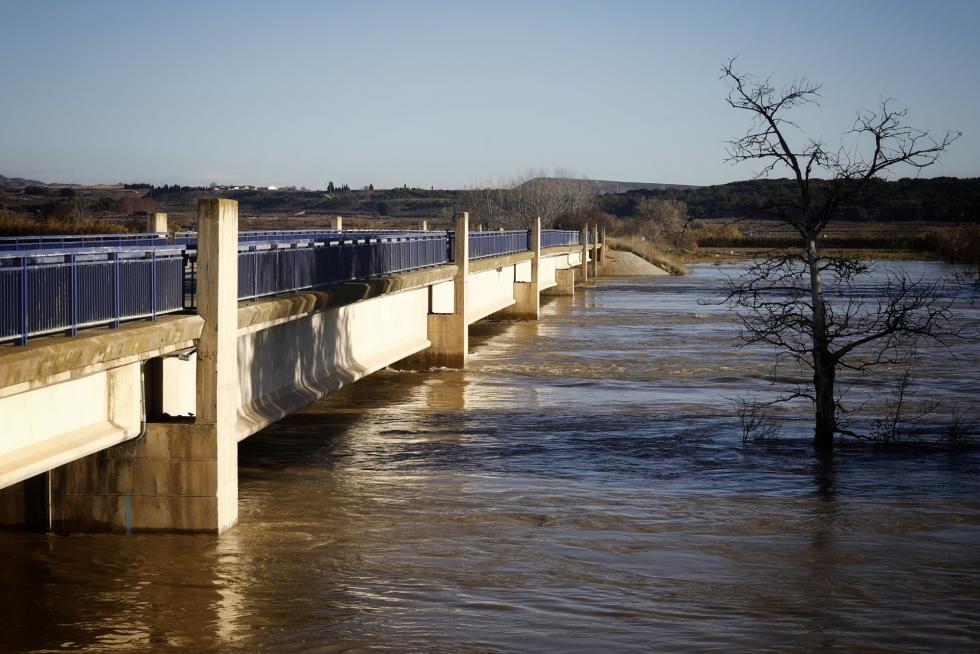 El máximo de la crecida del río Ebro a consecuencia de las últimas lluvias ya ha alcanzado la localidad de Novillas (Zaragoza) y se espera que en la primera mitad de la jornada del lunes alcance la capital aragonesa con un caudal entre 1.500 y 1.700 metros cúbicos/segundo, de carácter ordinario.