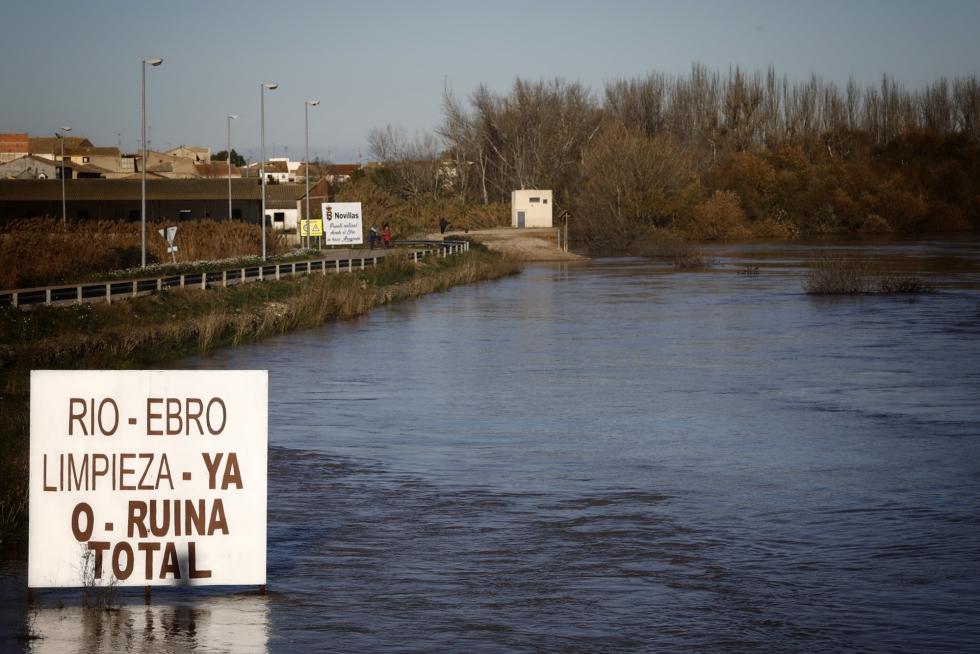 El máximo de la crecida del río Ebro a consecuencia de las últimas lluvias ya ha alcanzado la localidad de Novillas (Zaragoza) y se espera que en la primera mitad de la jornada del lunes alcance la capital aragonesa con un caudal entre 1.500 y 1.700 metros cúbicos/segundo, de carácter ordinario.