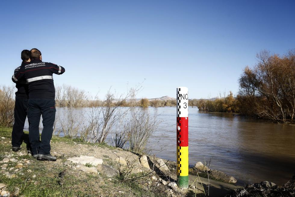 El máximo de la crecida del río Ebro a consecuencia de las últimas lluvias ya ha alcanzado la localidad de Novillas (Zaragoza) y se espera que en la primera mitad de la jornada del lunes alcance la capital aragonesa con un caudal entre 1.500 y 1.700 metros cúbicos/segundo, de carácter ordinario.