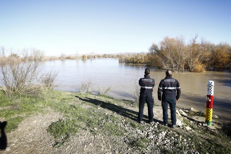 El máximo de la crecida del río Ebro a consecuencia de las últimas lluvias ya ha alcanzado la localidad de Novillas (Zaragoza) y se espera que en la primera mitad de la jornada del lunes alcance la capital aragonesa con un caudal entre 1.500 y 1.700 metros cúbicos/segundo, de carácter ordinario.