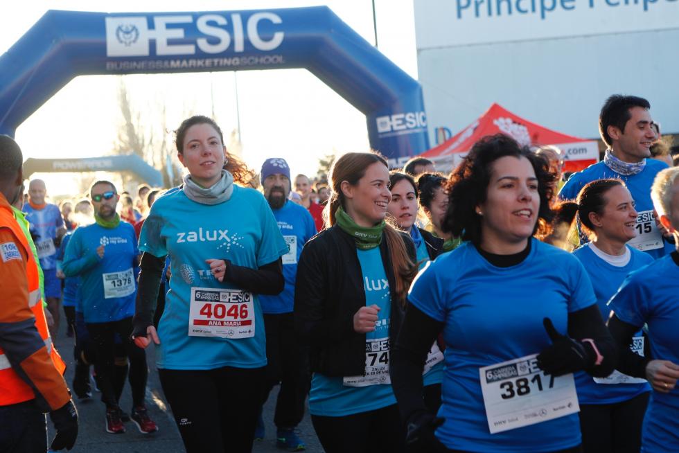 Cerca de 4.000 corredores han participado este domingo en la Carrera de Esic en Zaragoza.