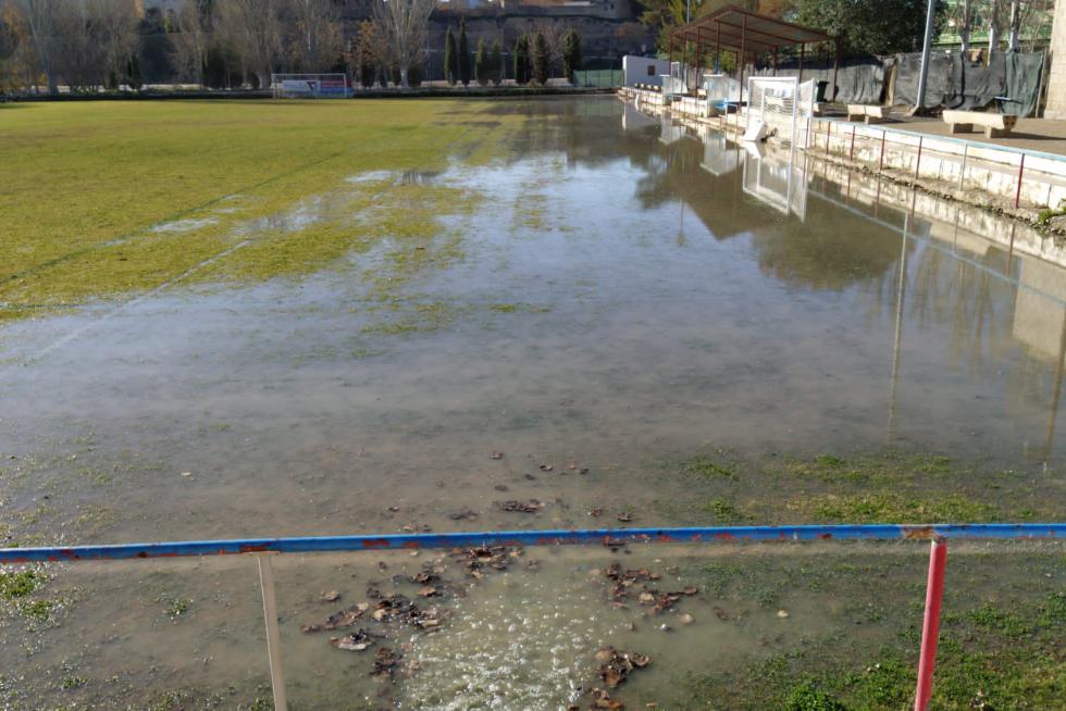El campo de fútbol de Gallur, inundado a las 10.00 de este domingo.