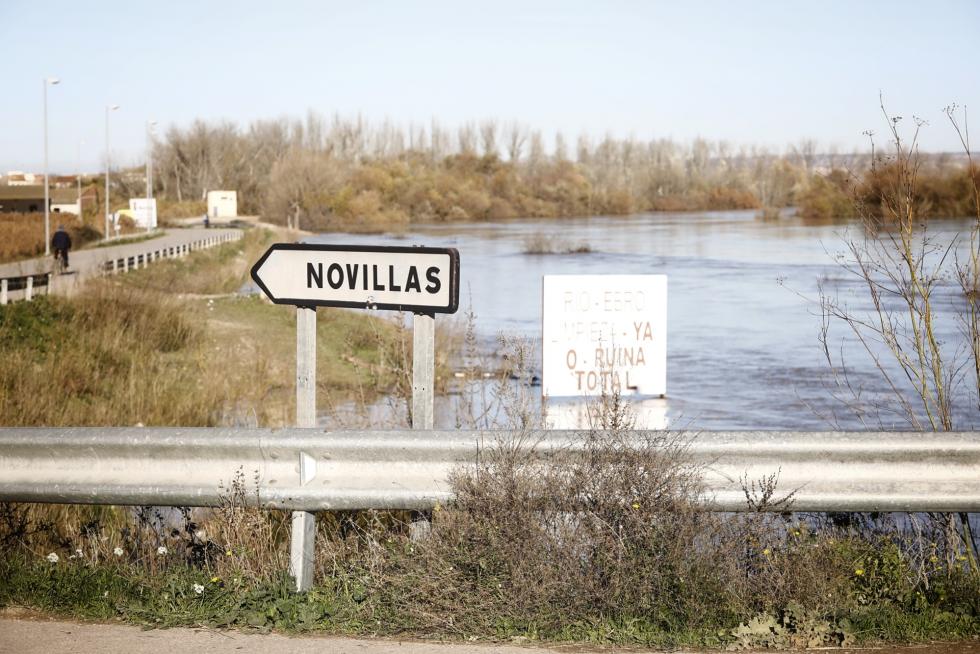 La crecida del Ebro ya ha alcanzado la localidad de Novillas (Zaragoza).