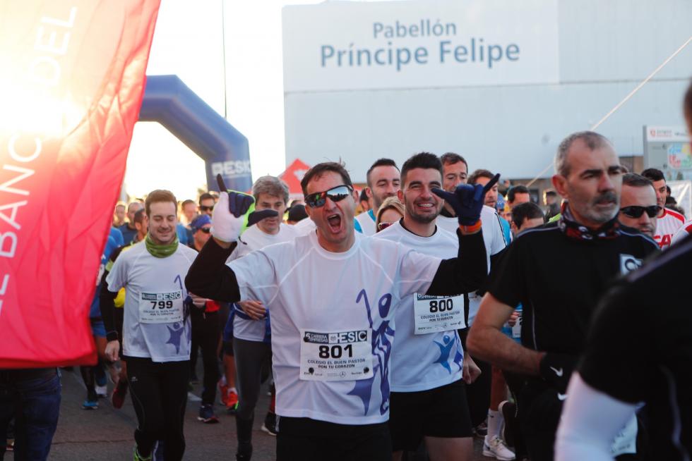 La carrera de Empresas ESIC ha reunido en Zaragoza a cerca de 4.000 corredores este domingo.