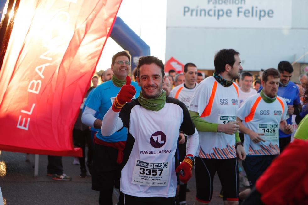 La carrera de Empresas ESIC ha reunido en Zaragoza a cerca de 4.000 corredores este domingo.