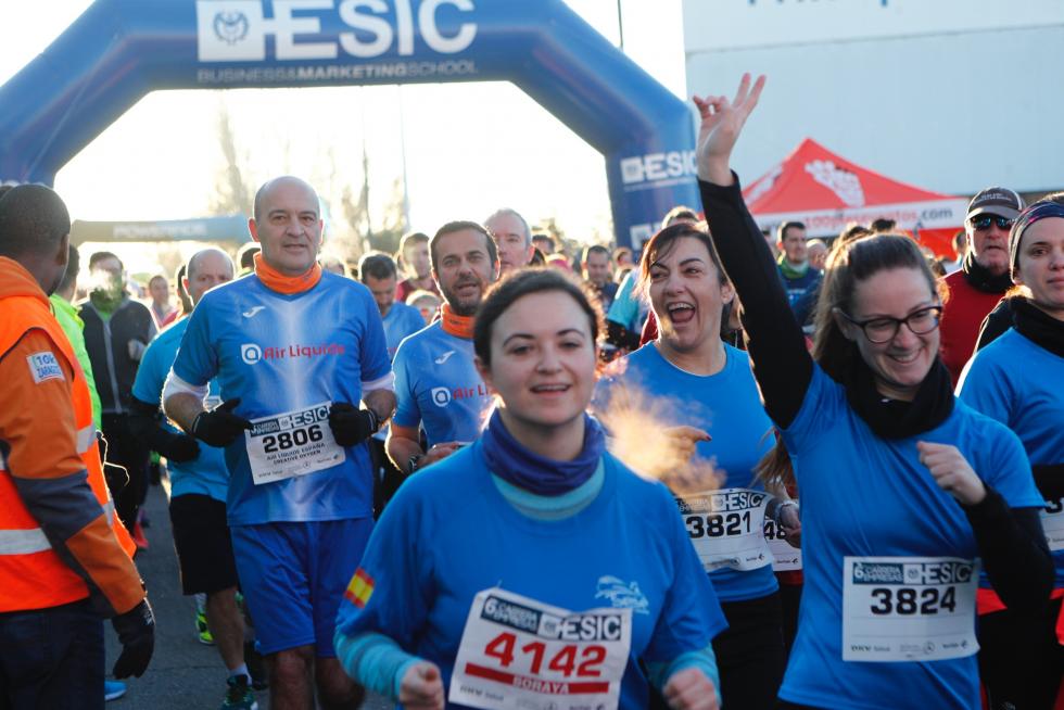 Cerca de 4.000 corredores han participado este domingo en la Carrera de Esic en Zaragoza.