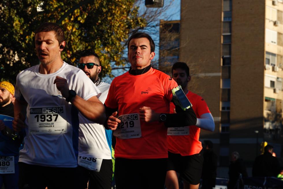 Cerca de 4.000 corredores han participado este domingo en la Carrera de Esic en Zaragoza.