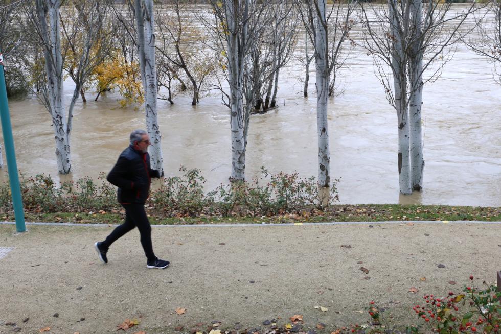 El Ebro anega las riberas de la capital