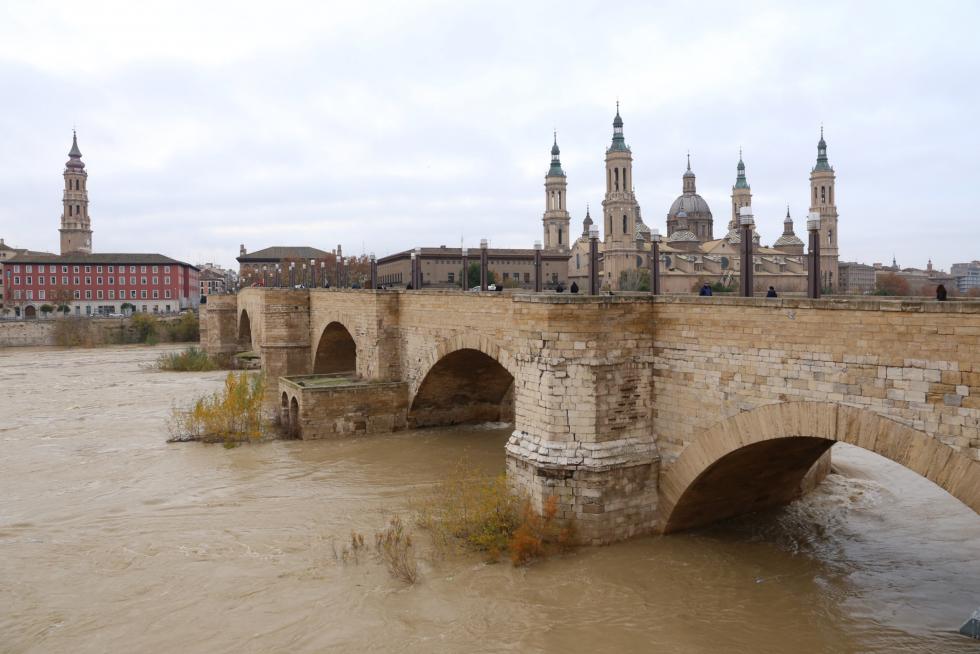 El Ebro anega las riberas de la capital