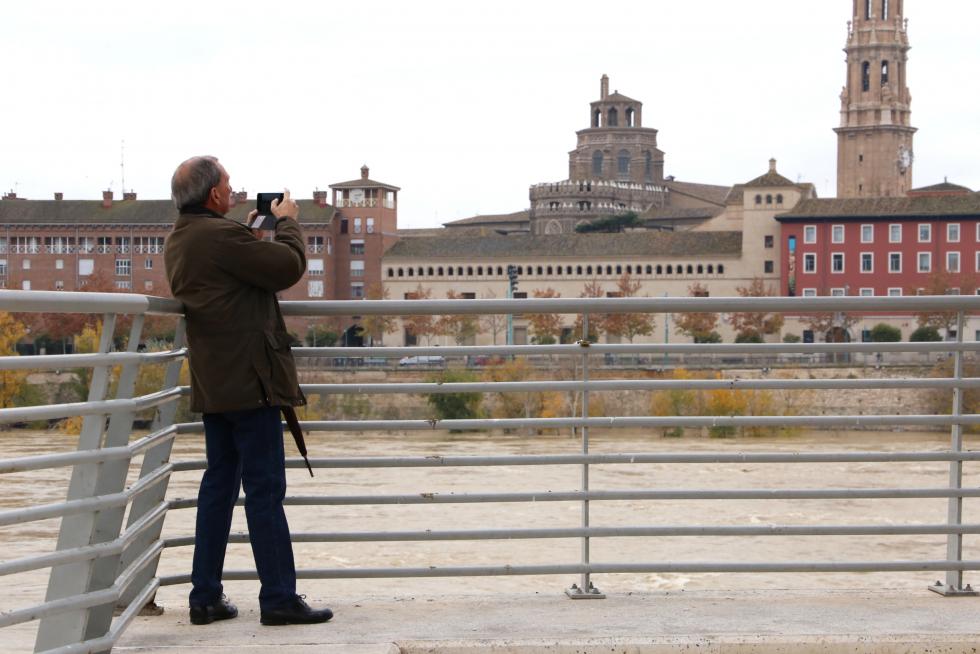 El Ebro anega las riberas de la capital