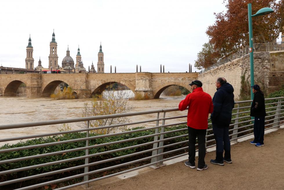 El Ebro anega las riberas de la capital