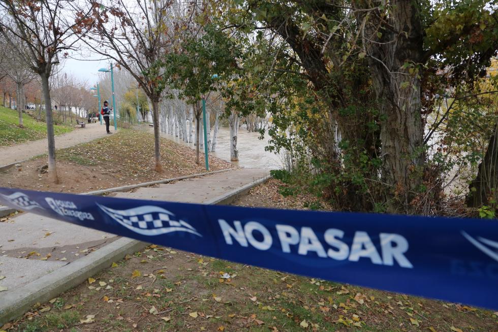 El Ebro anega las riberas de la capital