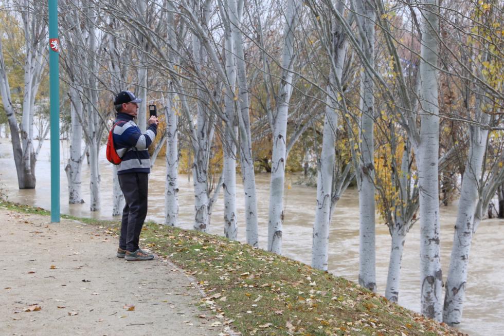 El Ebro anega las riberas de la capital