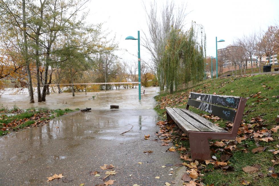 El Ebro anega las riberas de la capital