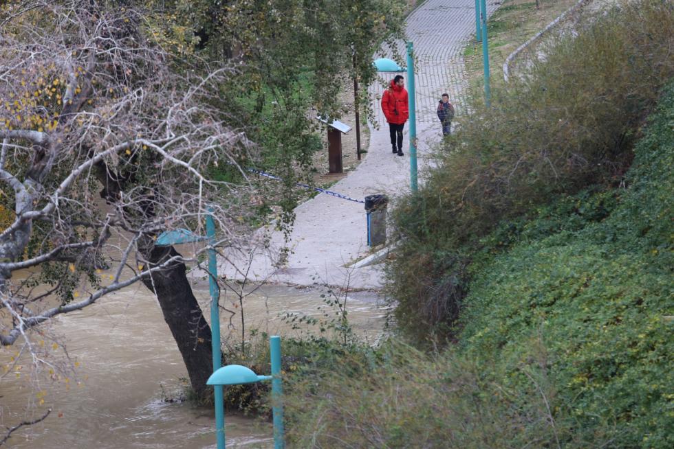 El Ebro anega las riberas de la capital