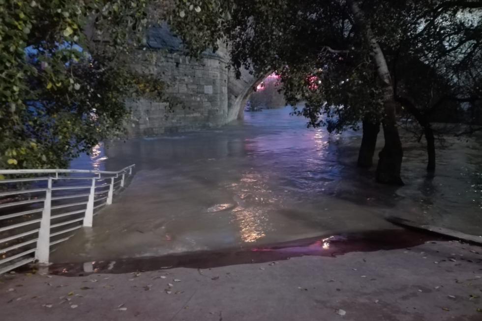 El río Ebro anegó las riberas a su paso por la capital. La punta de la crecida pasa en torno a las 8.30 por Zaragoza tras obligar a desalojos y anegar cultivos en la Ribera Alta.