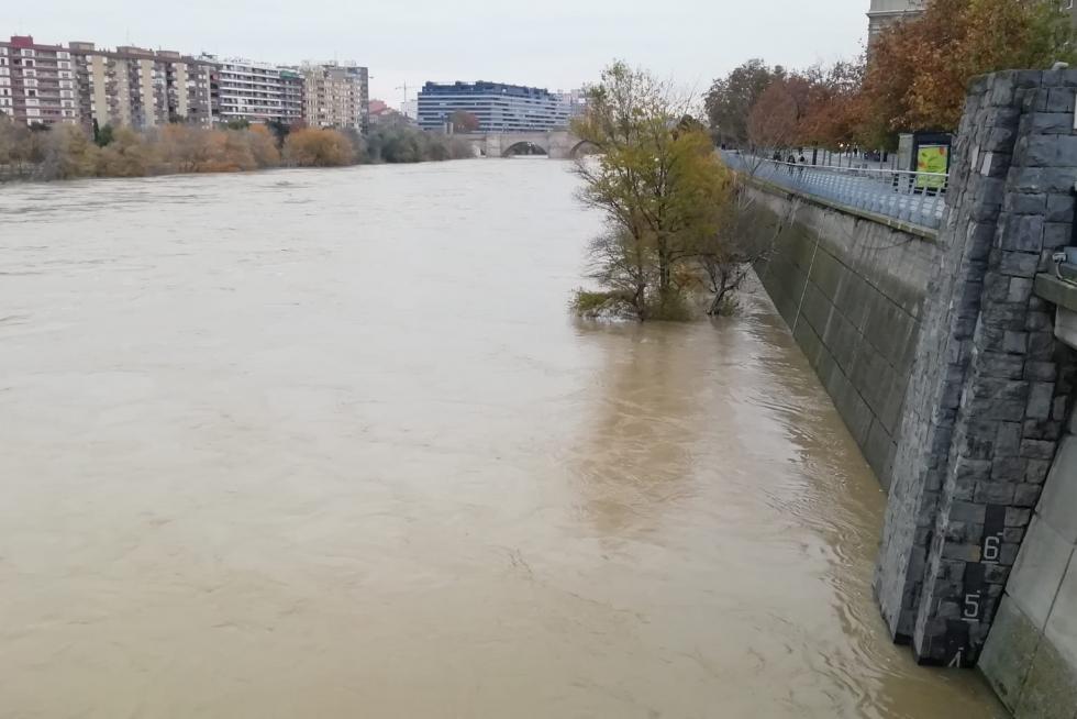 El río Ebro anegó las riberas a su paso por la capital. La punta de la crecida pasa en torno a las 8.30 por Zaragoza tras obligar a desalojos y anegar cultivos en la Ribera Alta.