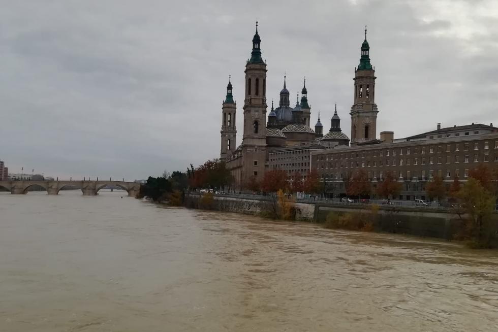 El río Ebro anegó las riberas a su paso por la capital. La punta de la crecida pasa en torno a las 8.30 por Zaragoza tras obligar a desalojos y anegar cultivos en la Ribera Alta.