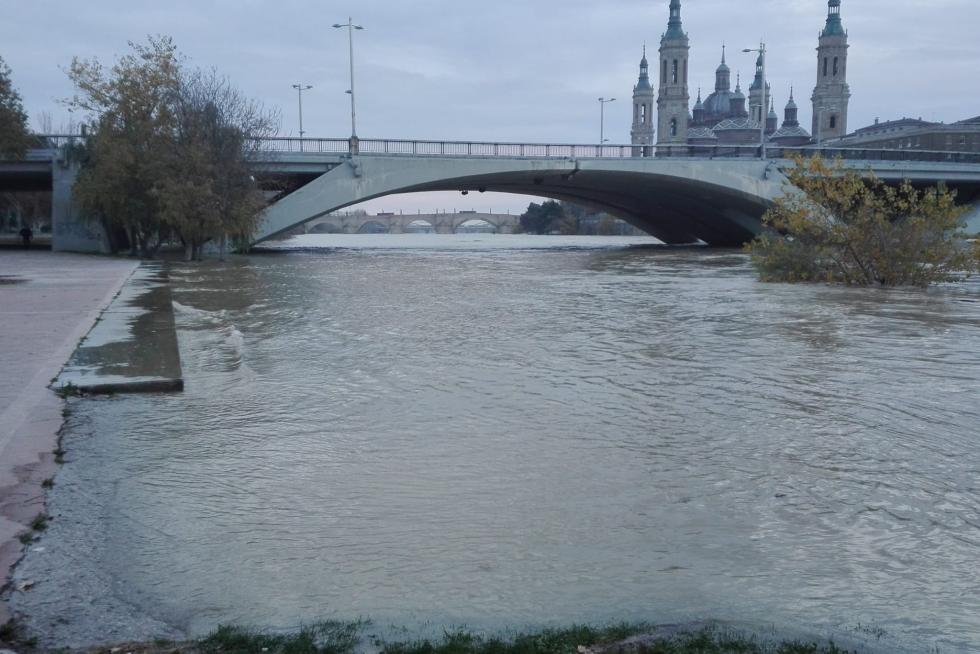 El río Ebro anegó las riberas a su paso por la capital. La punta de la crecida pasa en torno a las 8.30 por Zaragoza tras obligar a desalojos y anegar cultivos en la Ribera Alta.