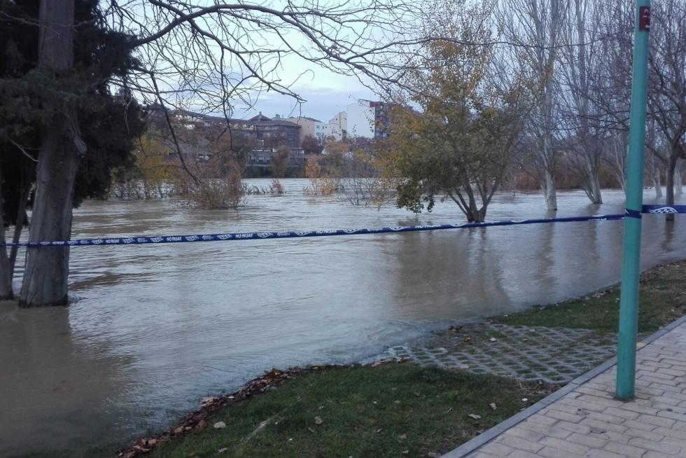 El río Ebro anegó las riberas a su paso por la capital. La punta de la crecida pasa en torno a las 8.30 por Zaragoza tras obligar a desalojos y anegar cultivos en la Ribera Alta.