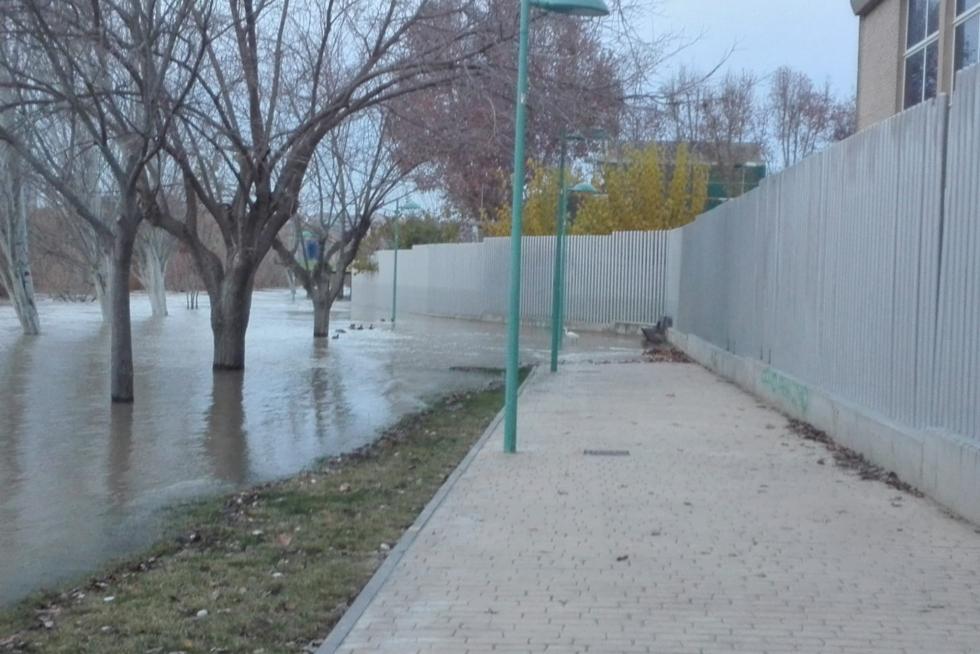 El río Ebro anegó las riberas a su paso por la capital. La punta de la crecida pasa en torno a las 8.30 por Zaragoza tras obligar a desalojos y anegar cultivos en la Ribera Alta.