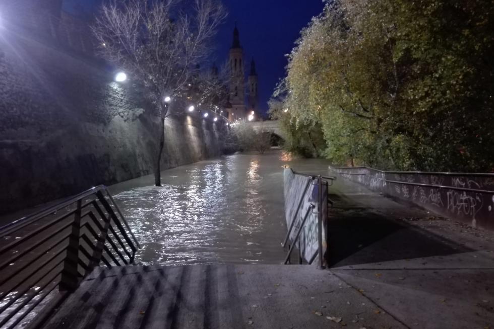 La crecida del Ebro anegó las riberas del río a su paso por la capital.