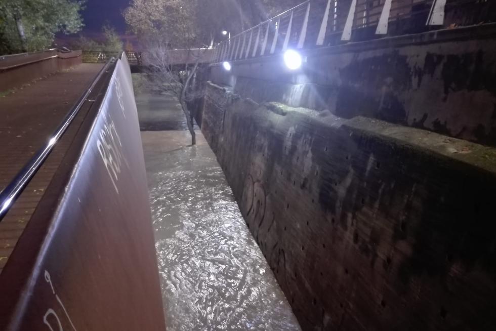 La crecida del Ebro anegó las riberas del río a su paso por la capital.