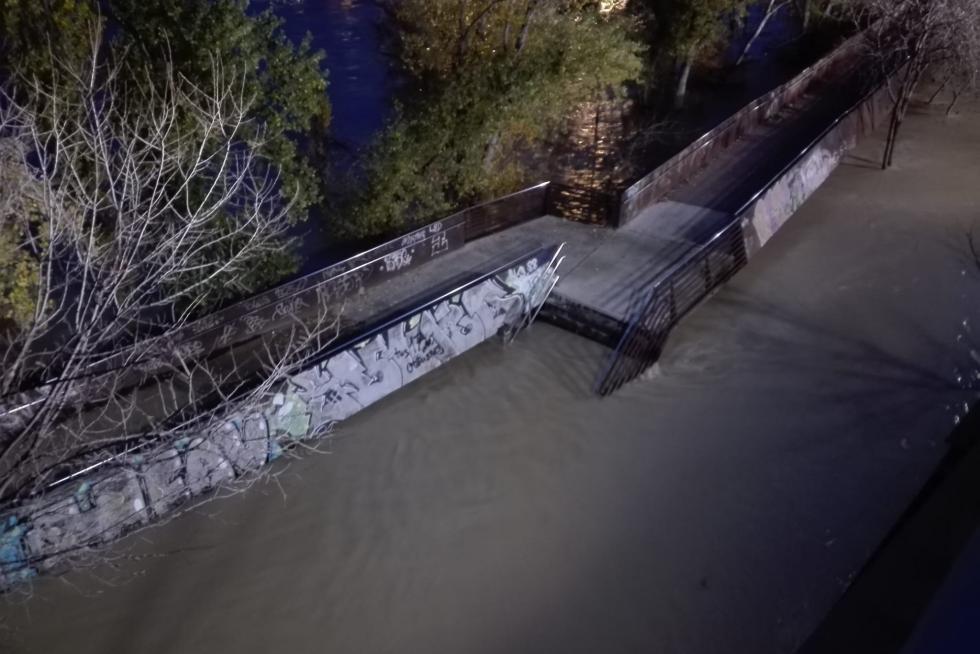 La crecida del Ebro anegó las riberas del río a su paso por la capital.