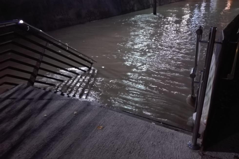 La crecida del Ebro anegó las riberas del río a su paso por la capital.
