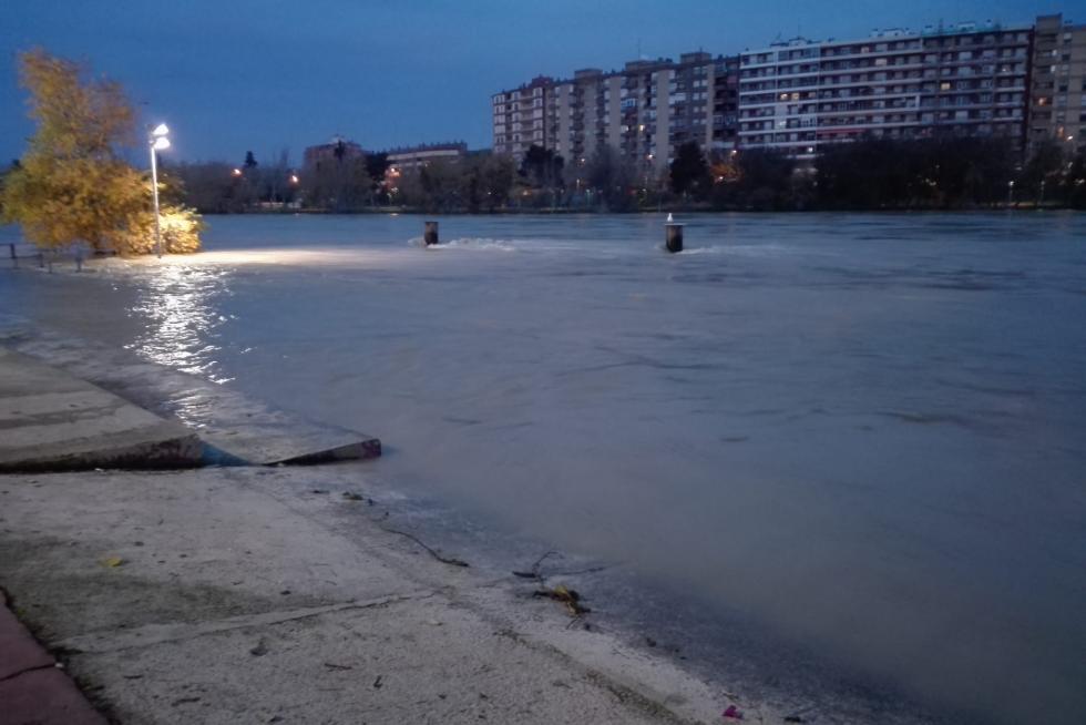 El río Ebro anegó las riberas a su paso por la capital. La punta de la crecida pasa en torno a las 8.30 por Zaragoza tras obligar a desalojos y anegar cultivos en la Ribera Alta.