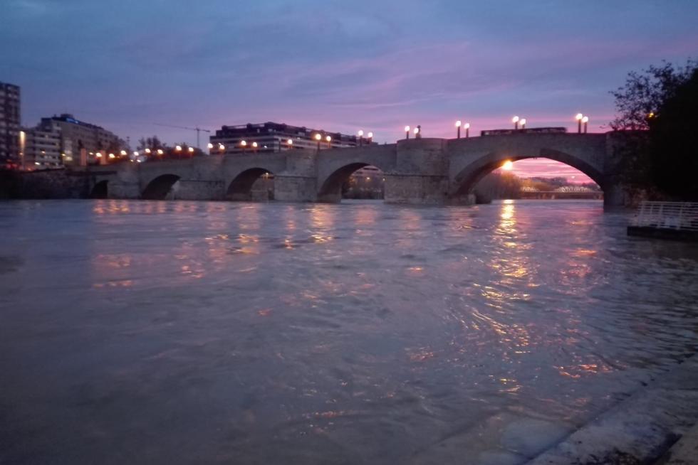 El río Ebro anegó las riberas a su paso por la capital. La punta de la crecida pasa en torno a las 8.30 por Zaragoza tras obligar a desalojos y anegar cultivos en la Ribera Alta.