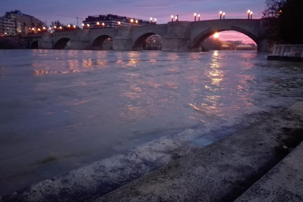 El río Ebro anegó las riberas a su paso por la capital. La punta de la crecida pasa en torno a las 8.30 por Zaragoza tras obligar a desalojos y anegar cultivos en la Ribera Alta.