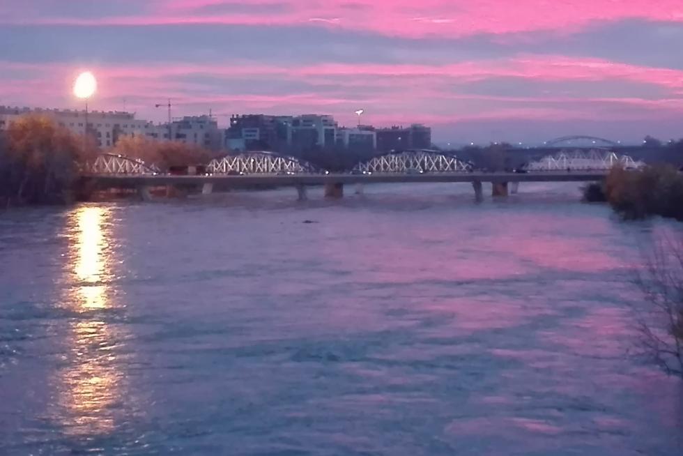 El río Ebro anegó las riberas a su paso por la capital. La punta de la crecida pasa en torno a las 8.30 por Zaragoza tras obligar a desalojos y anegar cultivos en la Ribera Alta.