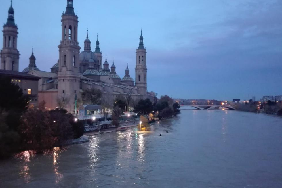 El río Ebro anegó las riberas a su paso por la capital. La punta de la crecida pasa en torno a las 8.30 por Zaragoza tras obligar a desalojos y anegar cultivos en la Ribera Alta.