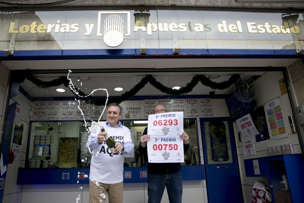 Celebración en las administraciones zaragozanas por los premios de la Lotería.