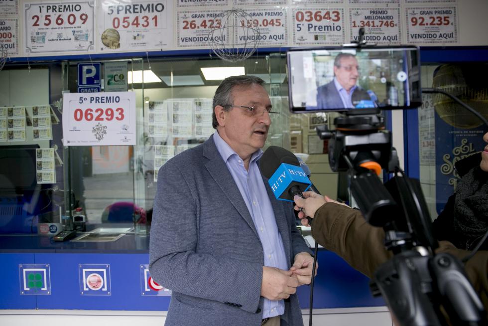 Celebración en las administraciones zaragozanas por los premios de la Lotería.