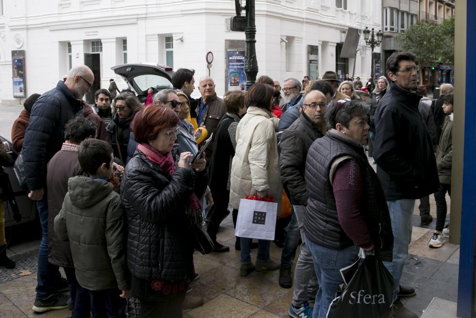 Celebración en las administraciones zaragozanas por los premios de la Lotería.